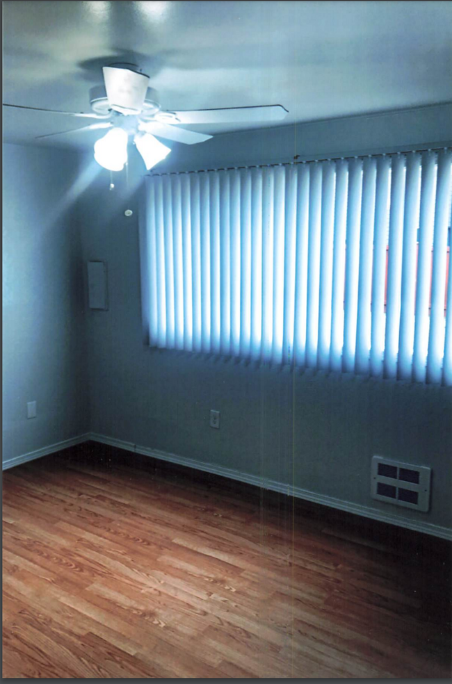 Bedroom w/ceiling fan - 9128 Meridian Plz NE