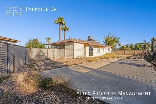 Building Photo - 1710 S Parkside Dr