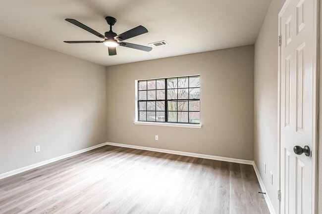 Building Photo - 18703 Evergreen Falls Dr