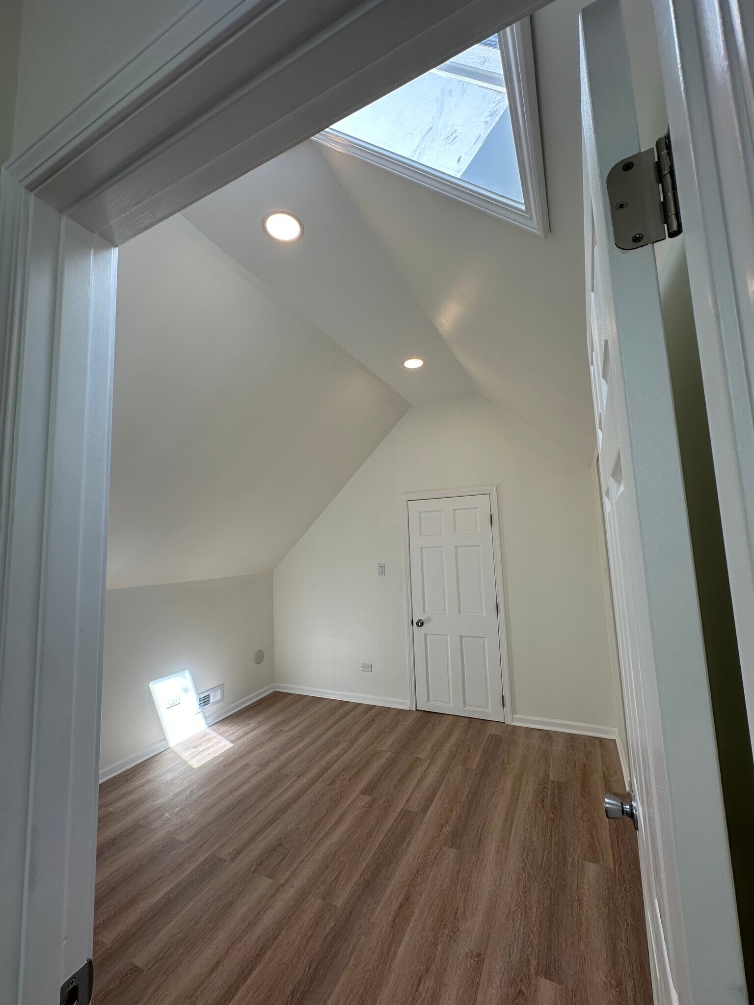 Building Photo - 2037 N Damen Ave