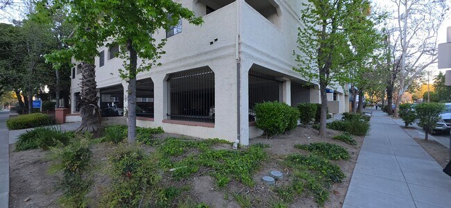 Building Photo - Steps from SJSU | 2 Master Suites | Gated + Parking |