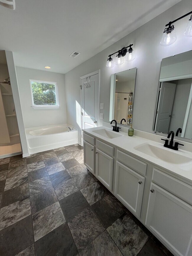 Building Photo - 751 Stradleigh Ct