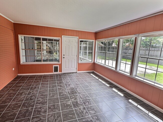 Building Photo - Spacious 3/2 Living in the Heart of Ocean Springs