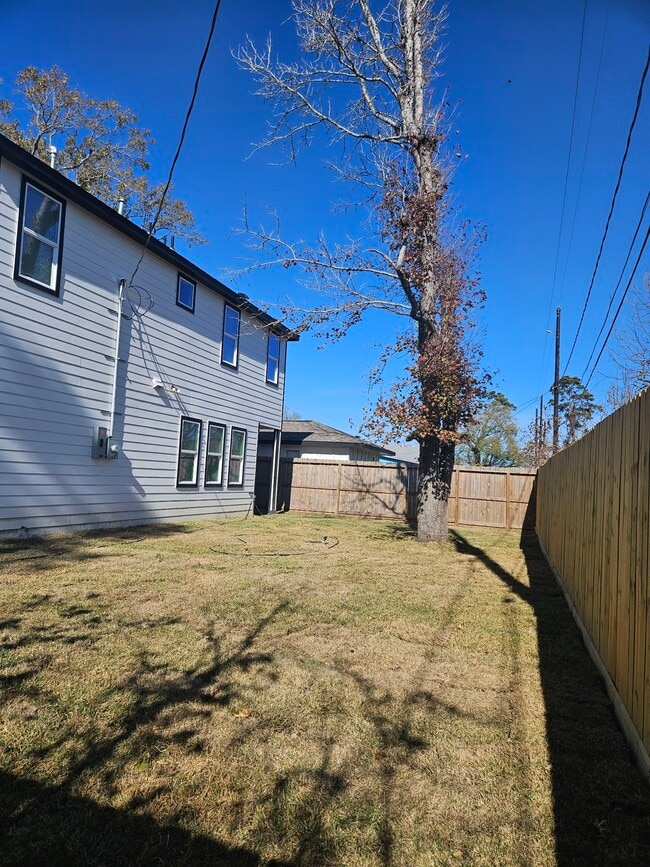 Building Photo - 107 Booker St