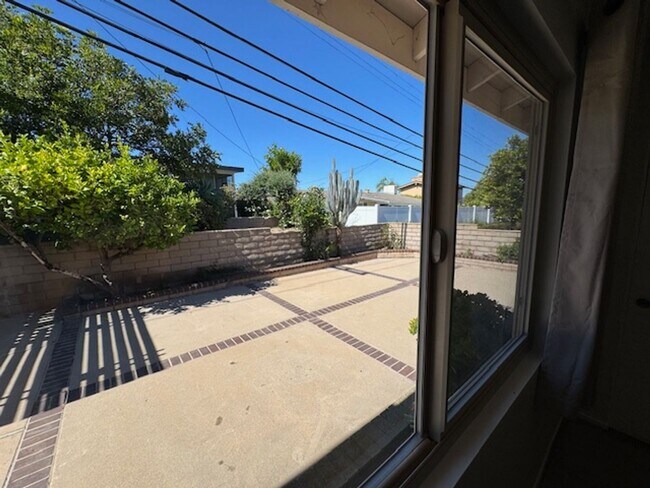 Building Photo - Newly Renovated 4 Bedroom 3 Bath Home with...