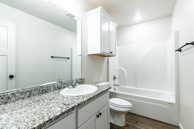 Building Photo - Price reduced! Half off first full months rent/ Zero security deposit. Spacious 3-Bedroom Duplex ...