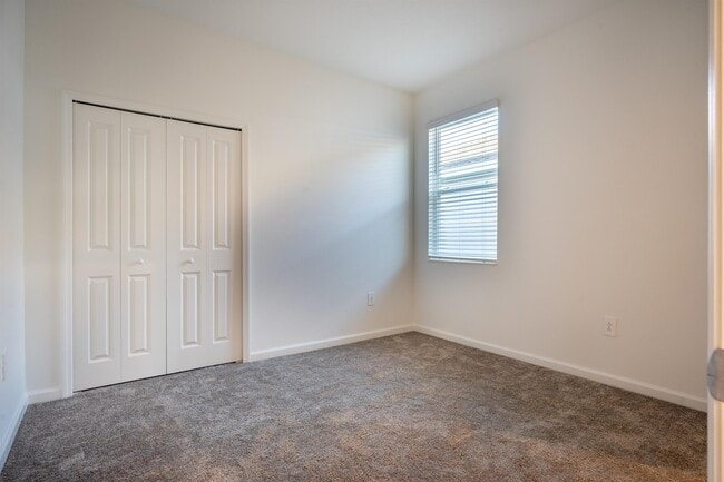 Building Photo - 696 Daring Dr