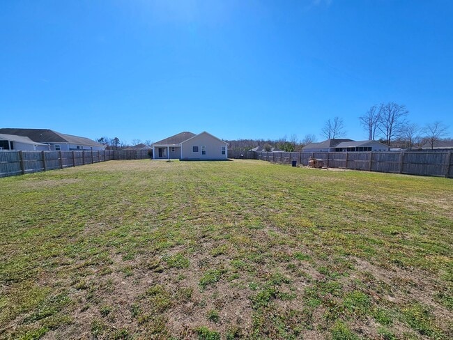 Building Photo - Spacious 3 Bedroom 2 Bathroom Home on Half...