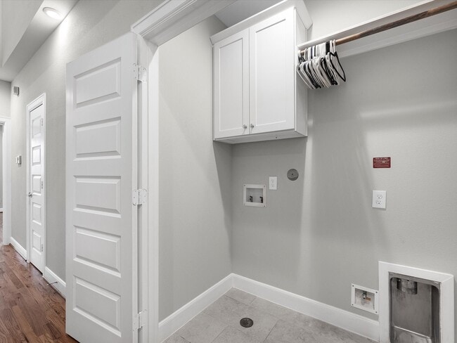 Building Photo - 2727 Clinton Dr