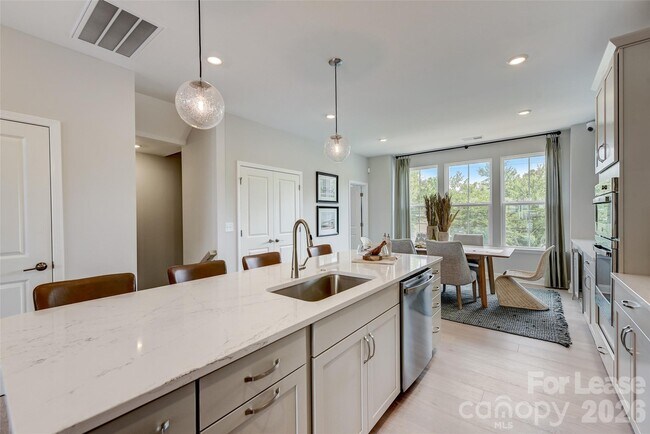 Building Photo - 411 Jetton St