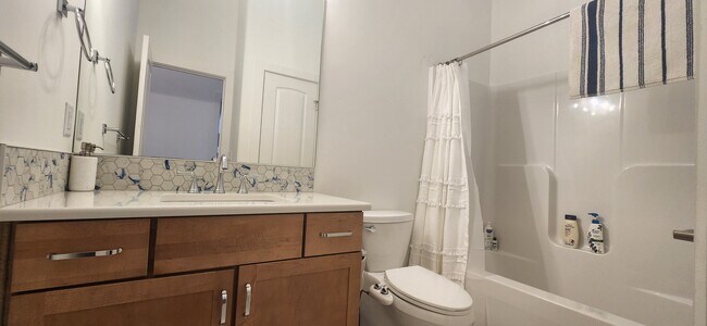 Building Photo - 2702 N Eagle St