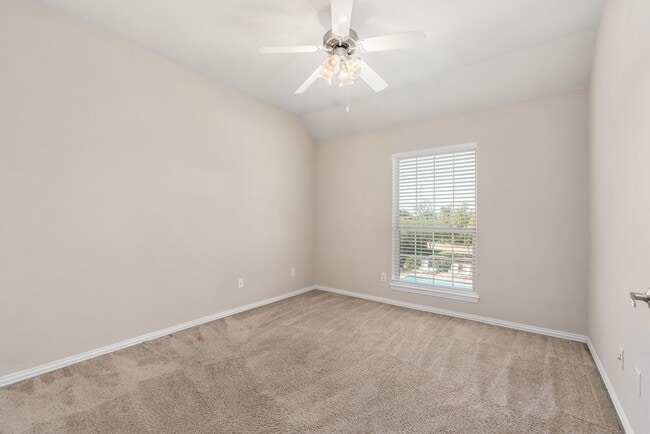 Building Photo - 4 bed 4 bath in Gated Community Available ...