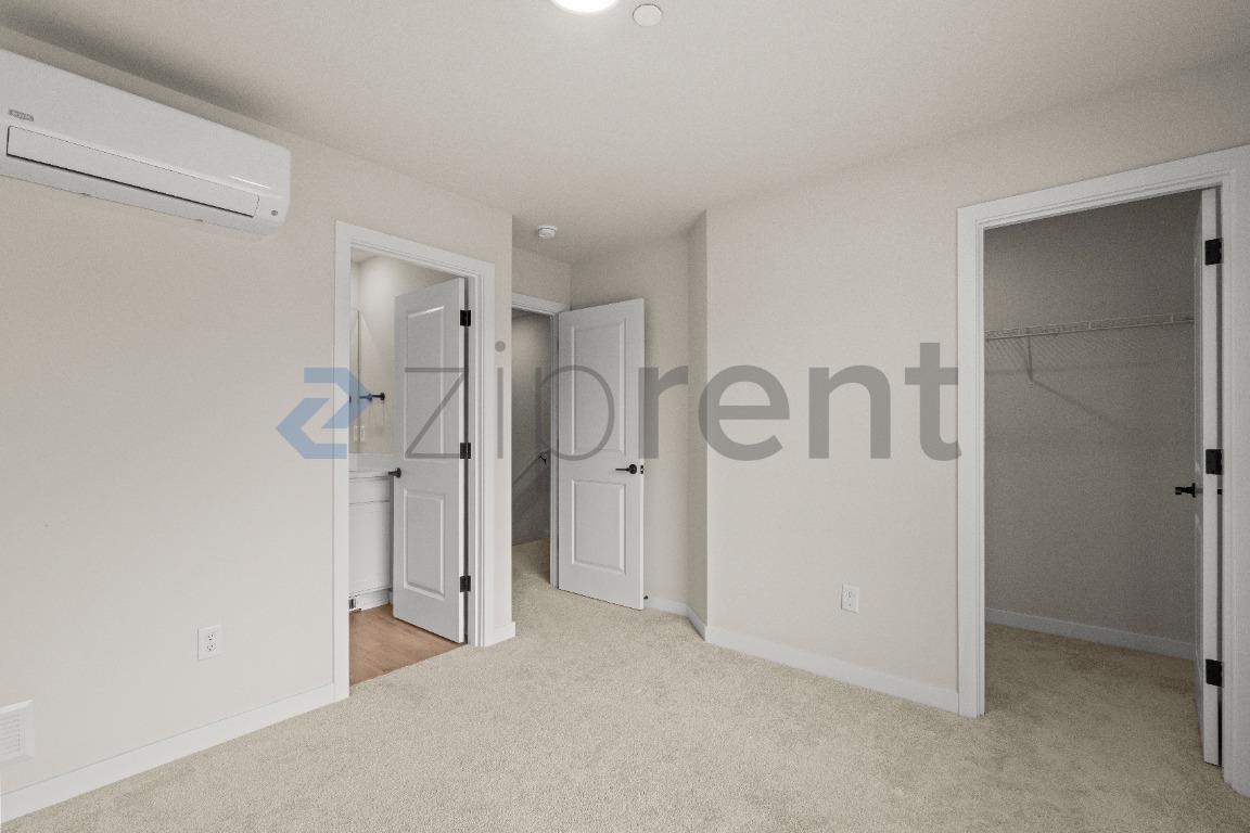 Building Photo - Unit H4