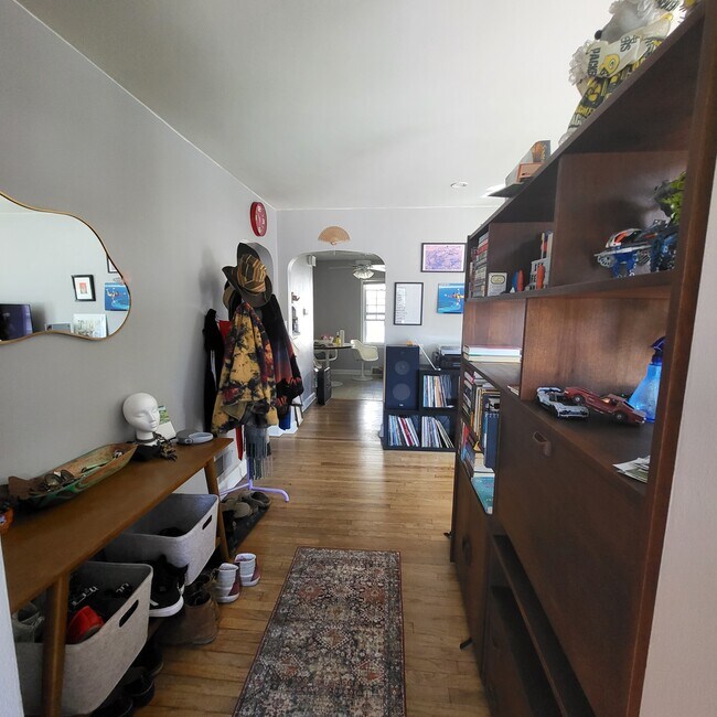 Front Entry Way - 2318 St Paul Ave