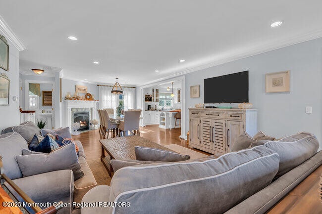 Building Photo - 809 W Lk Dr