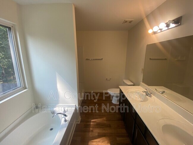 Building Photo - 1597 Shire Village Dr