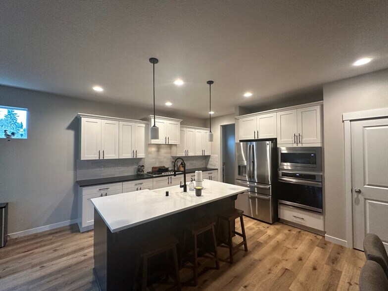 Building Photo - 1521 NE 15th Cir