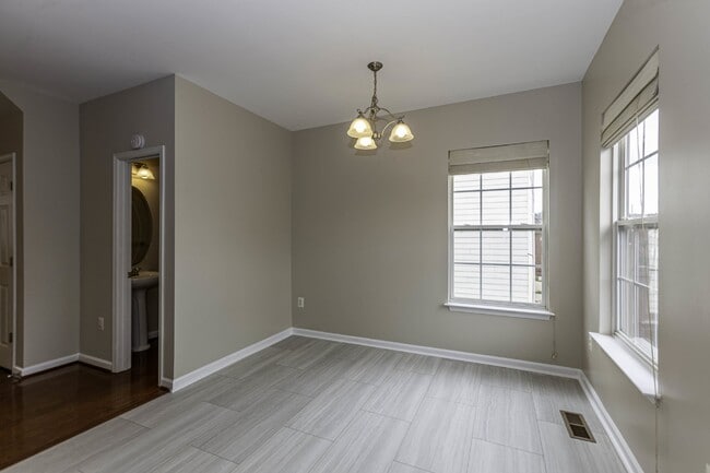 Building Photo - 4 BR Townhouse in Idlewild
