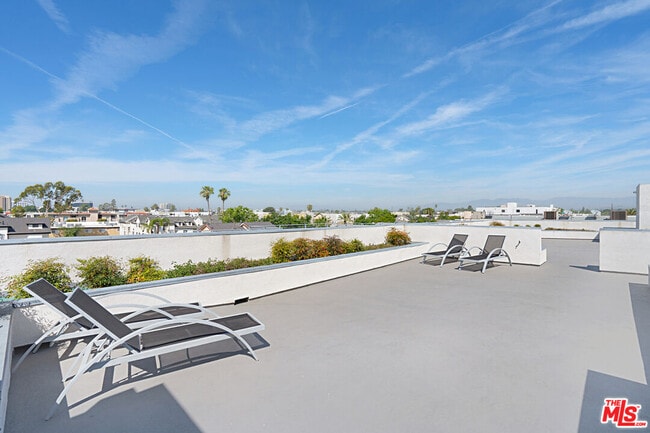 Building Photo - 5229 Willowcrest Ave