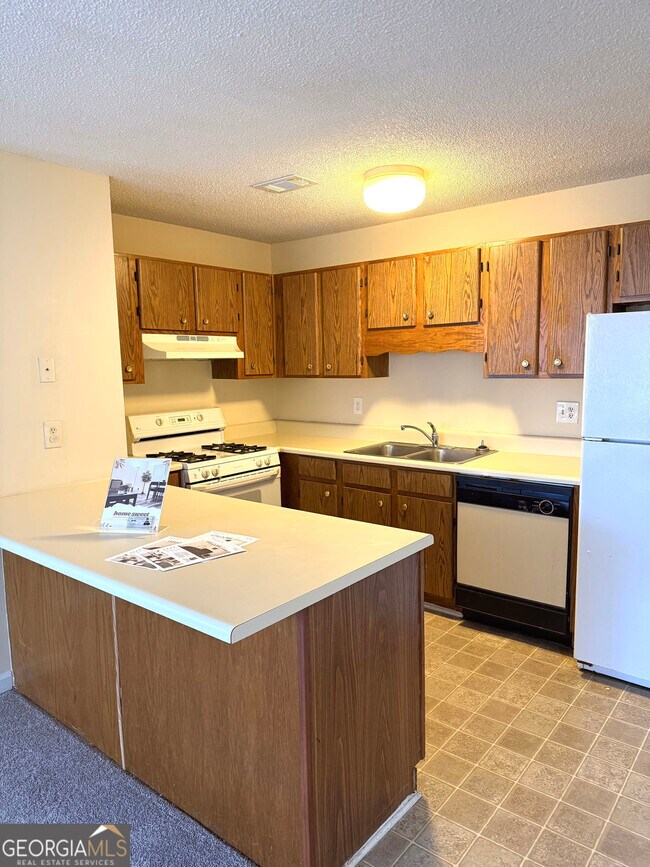 Building Photo - 1600 Oakpoint Dr SW