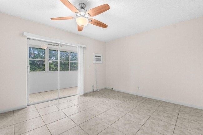 Building Photo - 52 Kingswood E