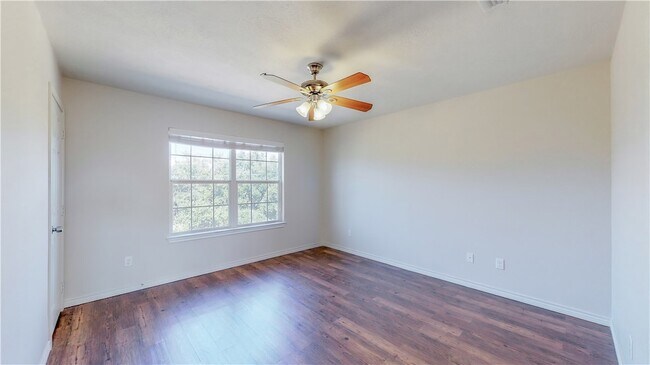 Building Photo - 2487 Horse Shoe Dr