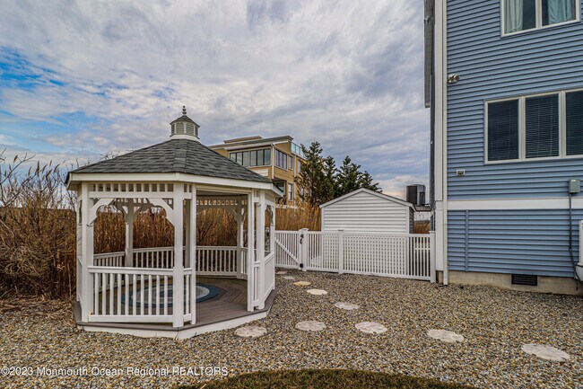 Building Photo - 1095 Island Dr