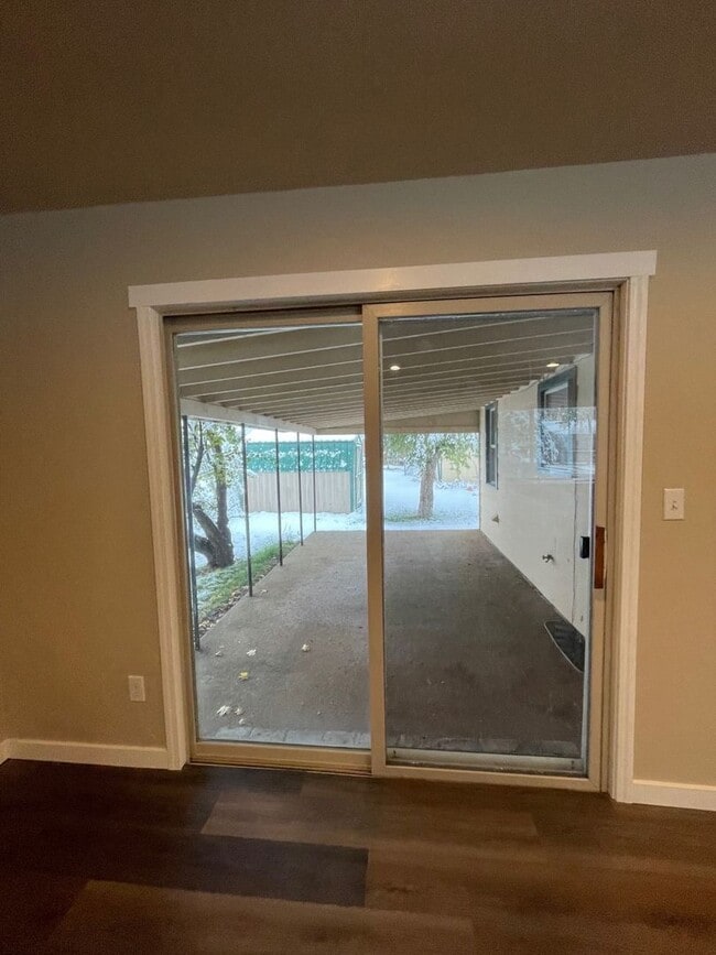 Building Photo - Charming Newly Remodeled 2 Bed/ 1 Bathroom Home!