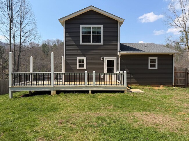 Building Photo - Leicester - Immaculate Three Bedroom with Huge Backyard