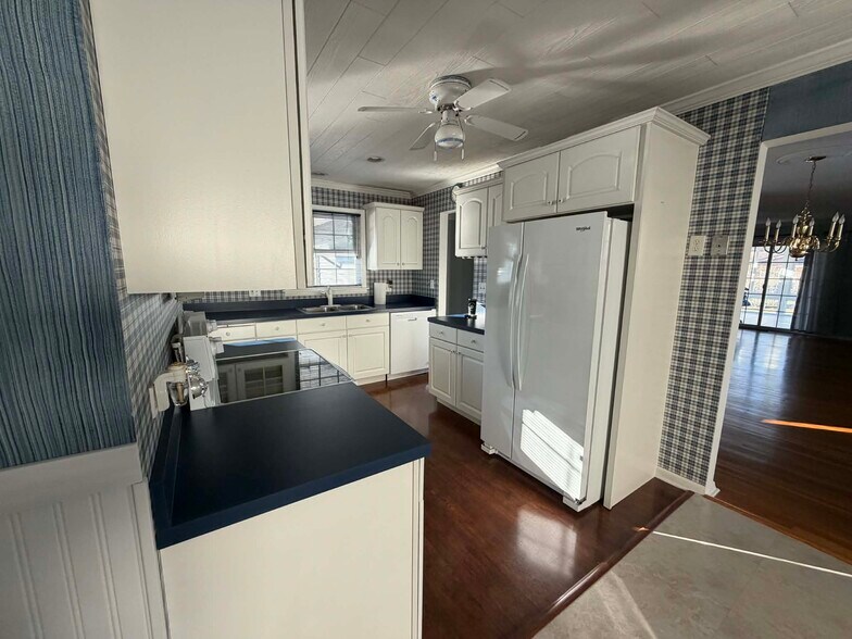 Building Photo - 1730 N Ridge Ave