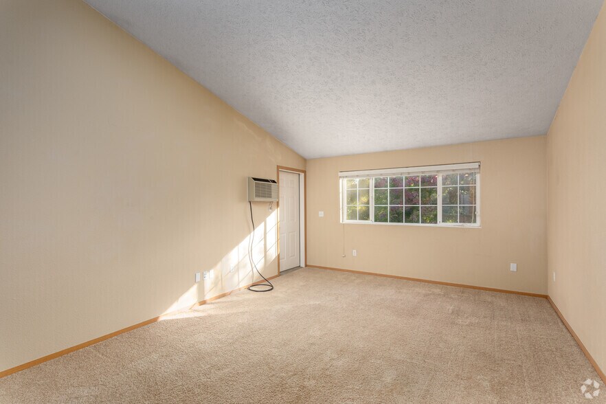 1BR, 1BA - 719SF - Pasadena Ridge Golf Course Apartments