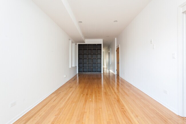 Building Photo - 944 N California Ave