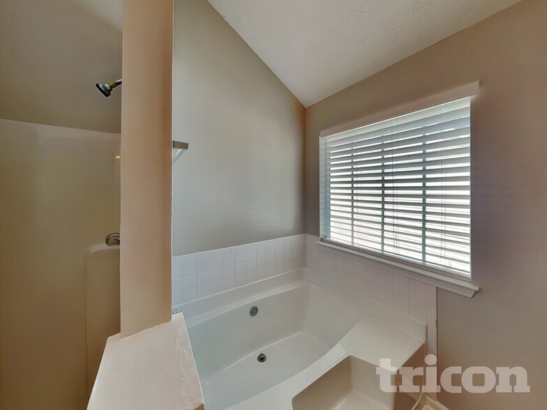 Building Photo - 2578 S Hills
