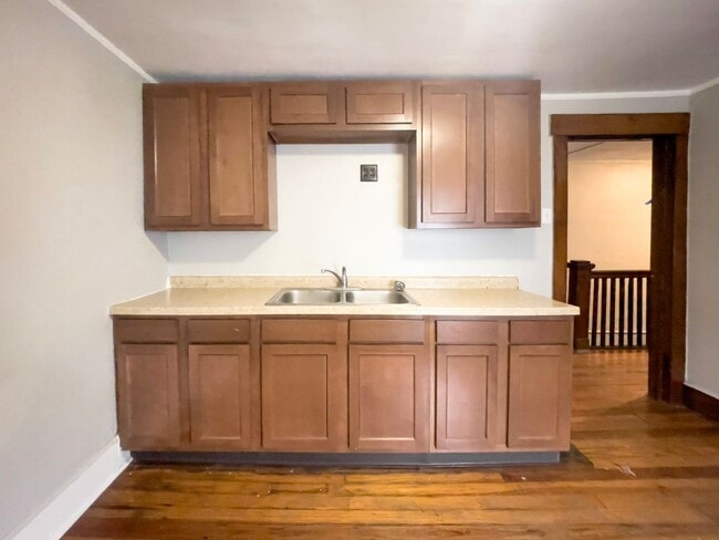 Building Photo - PRELEASING for AUGUST! Close to Campus: Washer and Dryer Included