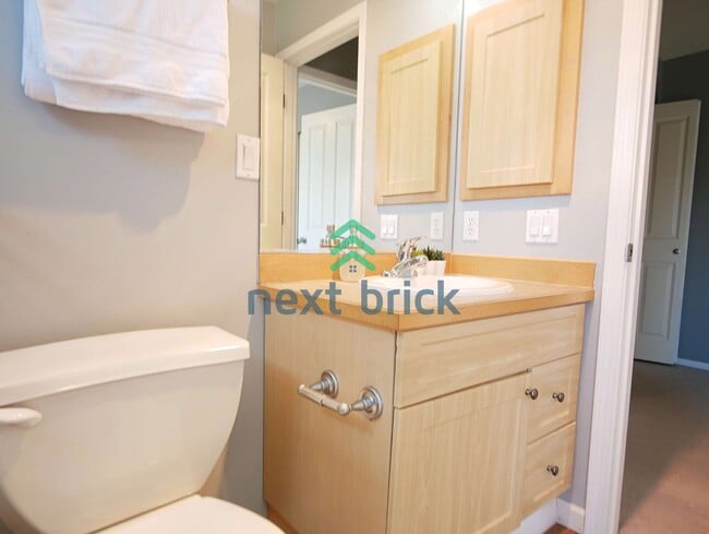 Building Photo - Quiet Townhouse 2 Beds 1.5 Bath Available for Rent!