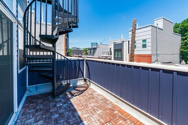 Building Photo - Three Bedroom Graduate Hospital Townhome