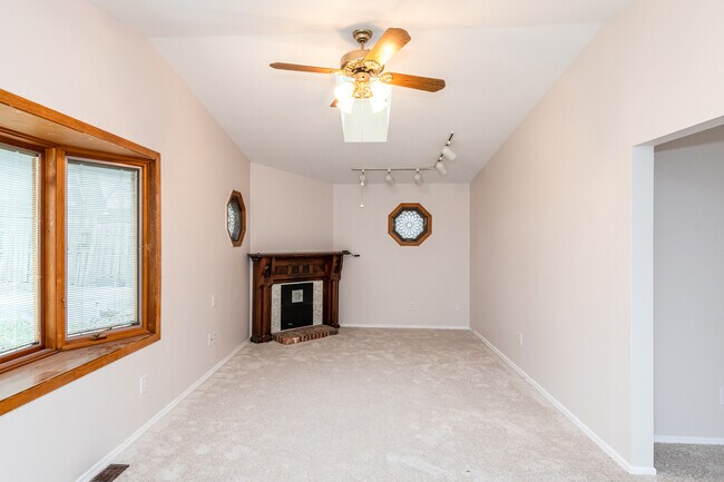 Building Photo - 6757 Summerdale Dr