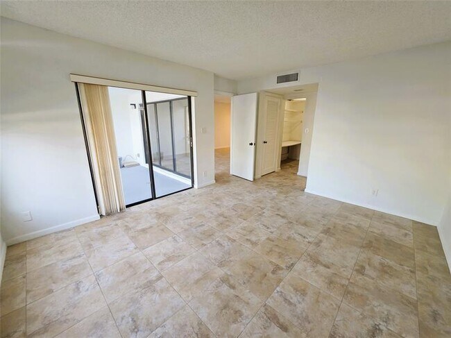 Building Photo - 2320 S Cypress Bend Dr