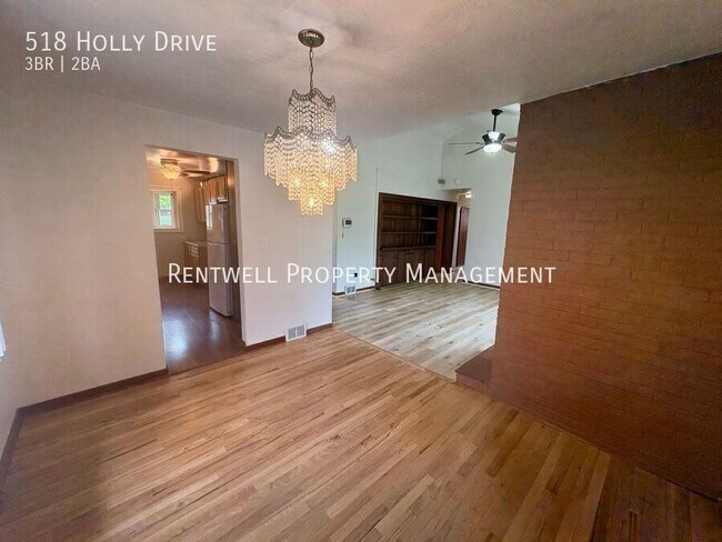 Building Photo - 518 Holly Dr