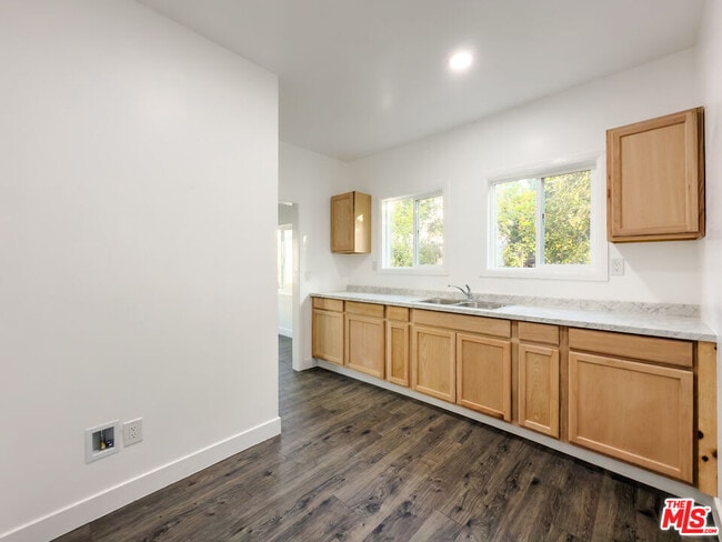 Building Photo - 908 Normandie Ave