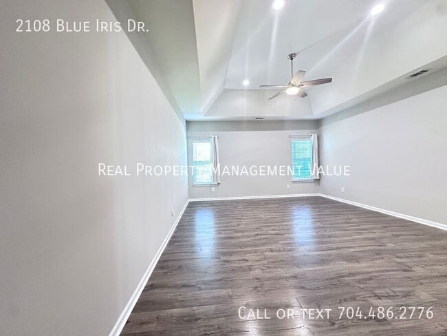 Building Photo - 2108 Blue Iris Dr