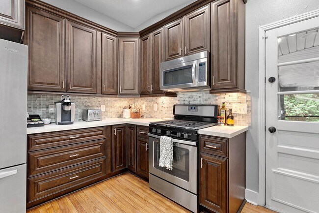 Building Photo - 3/2 House by TMH!! Available April!! fully furnished, 6 or 12 month lease available