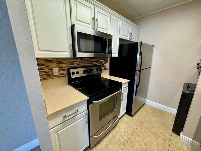 Building Photo - 10008 Twin Lakes Dr