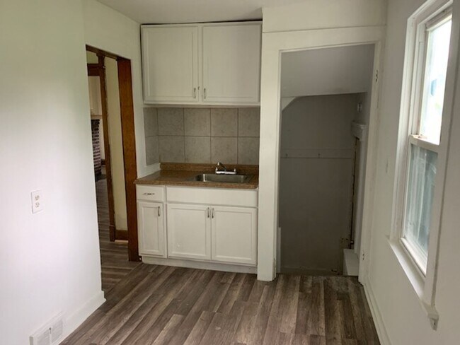 Building Photo - Comfortable 3-Bed on E 108th in Union-Mile...