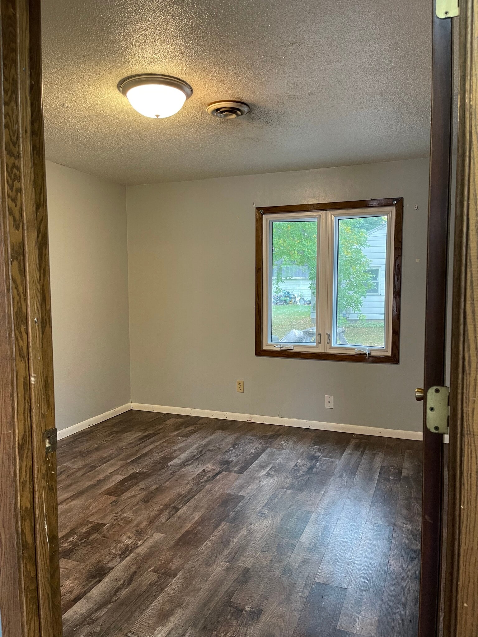 Building Photo - 1122 S Oak Ave