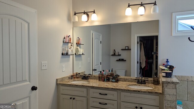 Building Photo - 326 Willow Cove