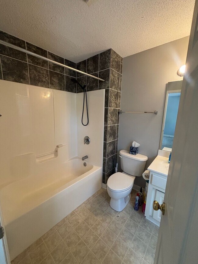 Building Photo - Beautifully Maintained Townhome In The Heart Of Town!