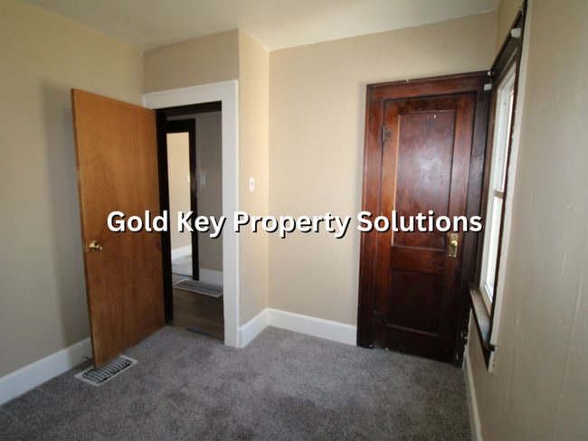 Building Photo - Spacious 2 BR 1 BA House with Nice Covered...