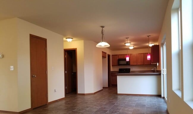 Building Photo - Beautiful 4 Bedroom / 3 Bath Home