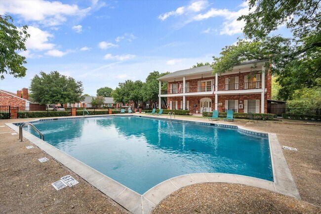 Building Photo - Luxury Townhome Living in the Prestigious Gated Community of Indian Creek – Available Now!